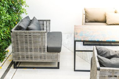 Kanepe sandalye ile açık balkon