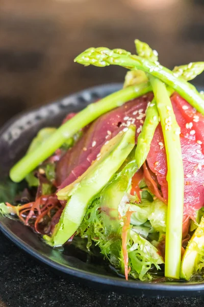 Салат из свежего тунца с сашими — стоковое фото