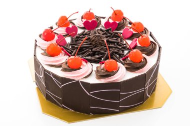 Üzerinde kiraz olan çikolatalı pasta.