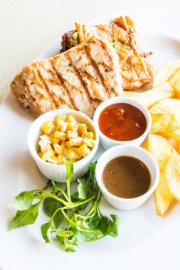 Domuz eti ve tavuk biftek