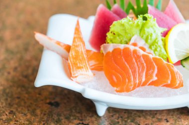 Ham ve taze sashimi çanak