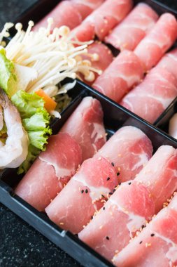 pişmemiş domuz eti