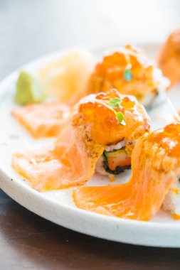 Izgara somon suşi roll