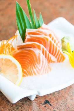 Beyaz tabak içinde somon sashmi