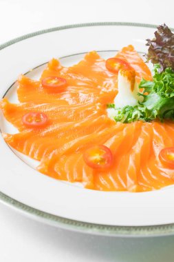 Beyaz tabak içinde Somon carpaccio 