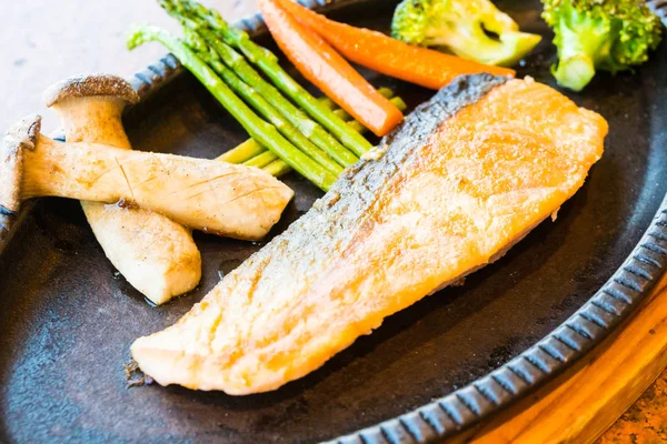 Filete de salmón en sartén negra caliente — Foto de Stock