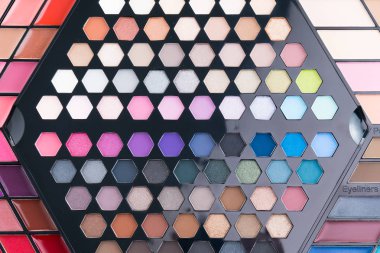 Güzel göz farı ve dudak parlatıcısı kozmetik