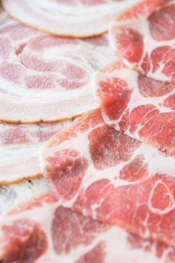 pişmemiş domuz eti