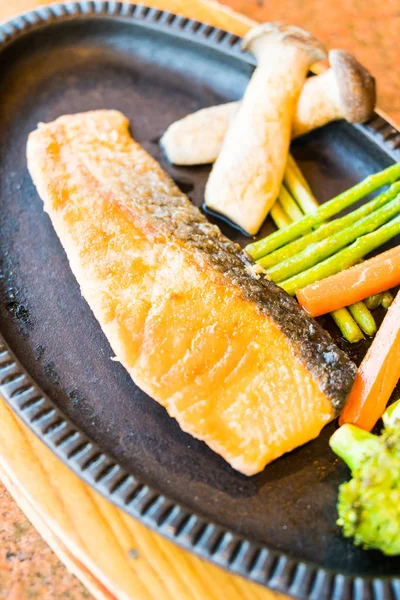Filete de salmón con verduras — Foto de Stock