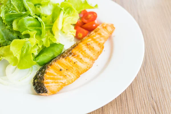 Salmão e salada de legumes — Fotografia de Stock