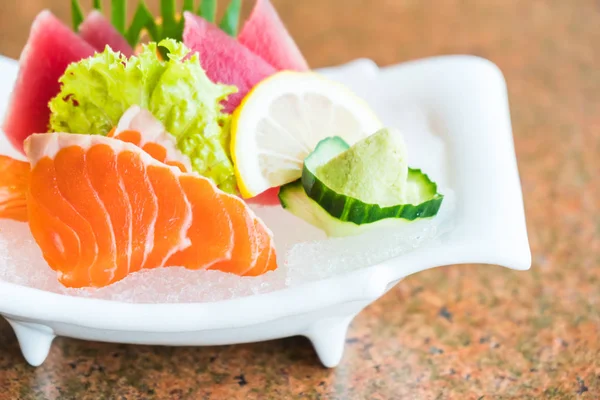 Plato de sashimi crudo y fresco con salmón —  Fotos de Stock