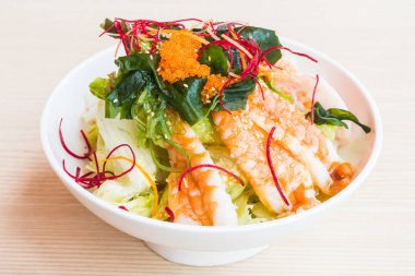 Karides salatası tatlı sos ile 