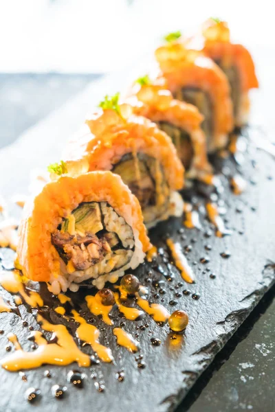 Sushi på skärbräda — Stockfoto
