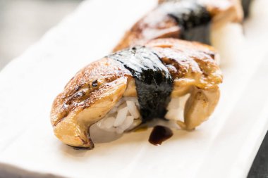 Suşi kaz ciğeri beyaz plaka