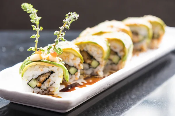 Avokado sushi i vit platta — Stockfoto