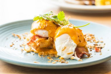 Plaka Kahvaltıda yumurta benedict