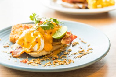 Plaka Kahvaltıda yumurta benedict