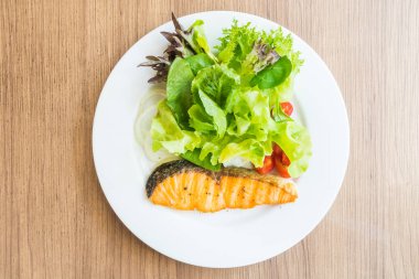 somon ve sebze salatası