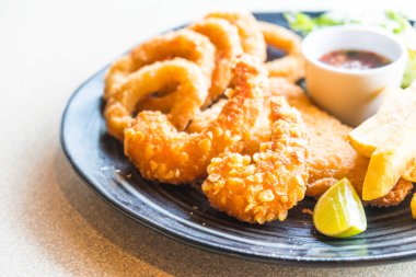 Kızarmış deniz ürünleri tabağı