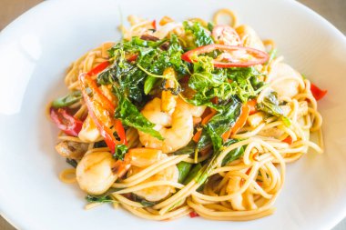 Acılı spagetti deniz ürünleri