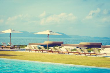 Şemsiye ve sandalye Deniz Manzaralı