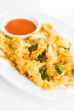 Beyaz tabakta kalamar kalamar 