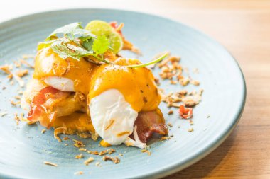 Plaka Kahvaltıda yumurta benedict