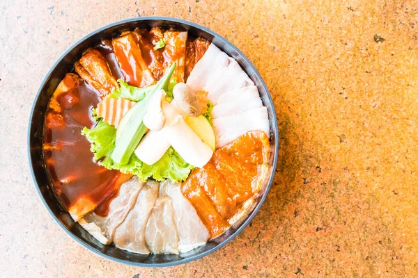 Carne fresca cruda en plato — Foto de Stock