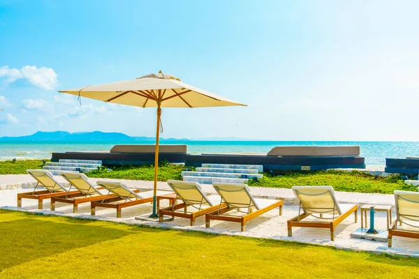 Paraguas y silla con vista al mar —  Fotos de Stock