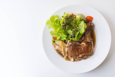 Beyaz tabakta Tavuk salatası