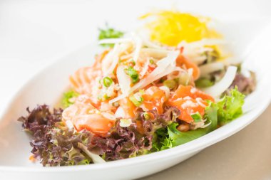 Baharatlı somon salata