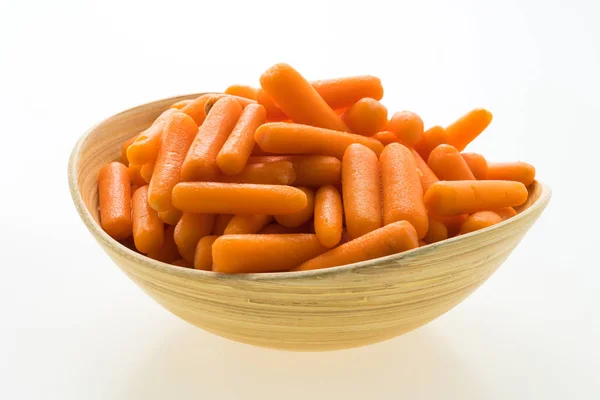 Детская морковка в деревянной чаше — стоковое фото