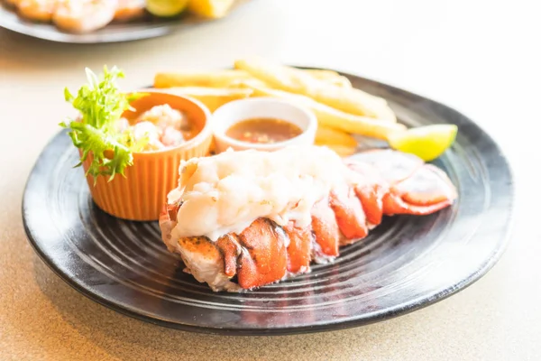 Bife de lagosta em prato preto — Fotografia de Stock