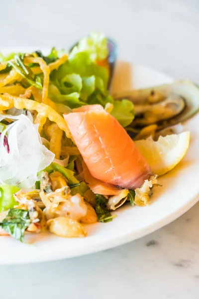 Salat mit frischen Meeresfrüchten — Stockfoto