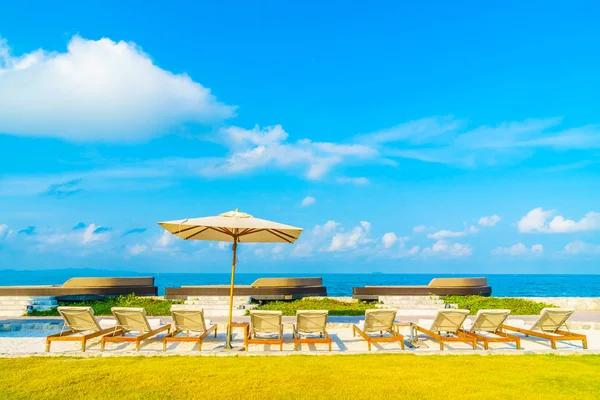 Parasol en stoel met uitzicht op zee — Stockfoto