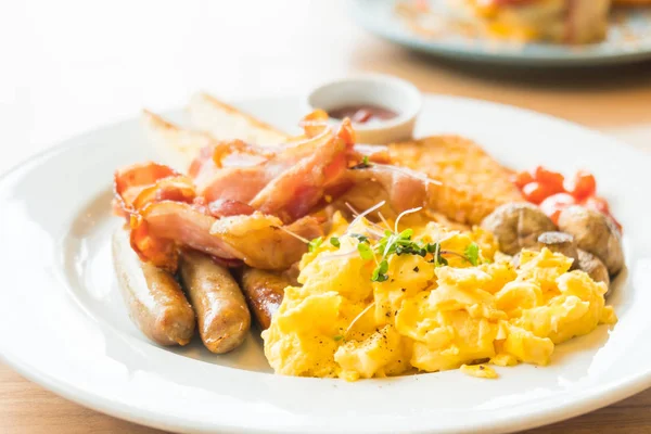 Desayuno inglés con huevo —  Fotos de Stock