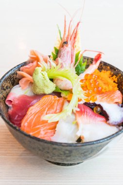 Üstte sashimi deniz ürünleri ile Japon pirinç kase