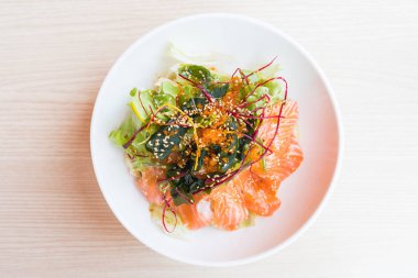Beyaz tabak içinde somon salata
