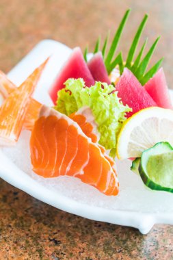 Ham ve taze sashimi çanak