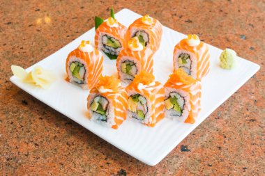 Somon suşi roll