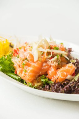 Baharatlı somon salata