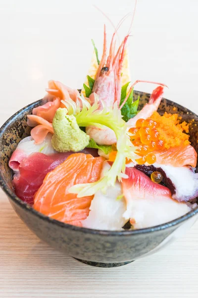 Tigela de arroz japonês com frutos do mar sashimi em cima — Fotografia de Stock