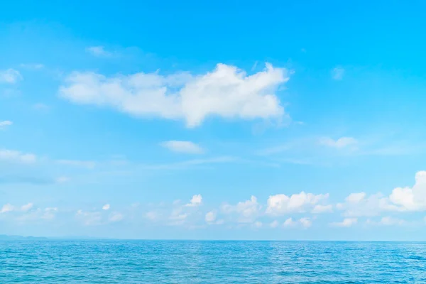 Oceano e mar com nuvens no céu — Fotografia de Stock
