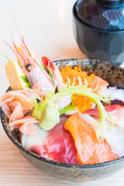 Üstte sashimi deniz ürünleri ile Japon pirinç kase