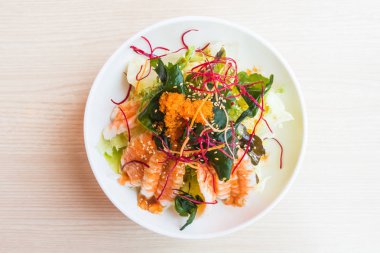 Karides salatası tatlı sos ile 