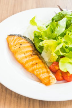 somon ve sebze salatası 