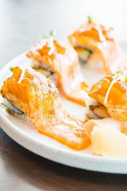 Izgara somon suşi roll