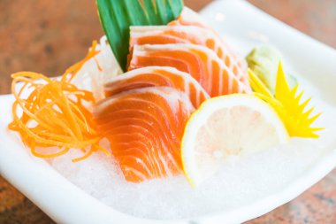 Beyaz tabak içinde somon sashmi 