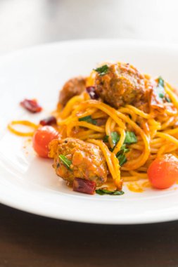 Soslu spagetti köfte 