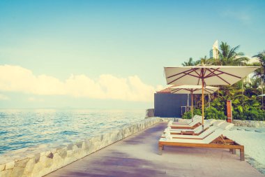 Şemsiye ve sandalye Deniz Manzaralı